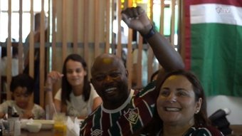 Jogadores e staff do Fluminense comemoram título do Carioca em restaurante.