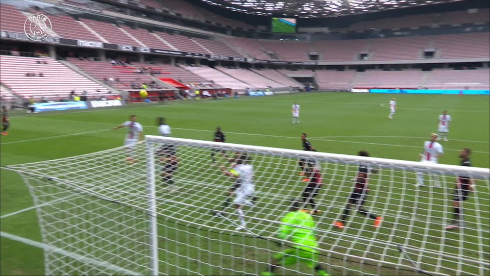 Marquinhos dans ses oeuvres. Dugout
