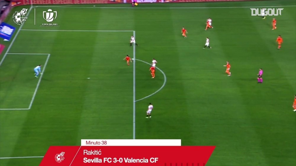 Lo splendido pallonetto di Rakitic contro il Valencia, Dugout