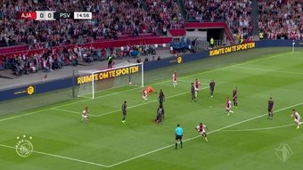 Le premier but de Steven Bergwijn à l'Ajax. dugout