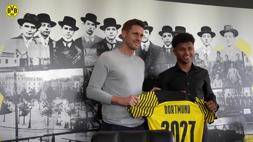 Adeyemi signs for Dortmund. DUGOUT