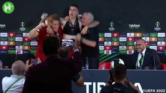 VIDÉO : Les célébrations des joueurs de l'AS Roma en conférence de presse. dugout