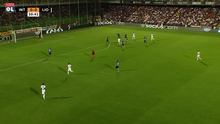 Lucas Paquetá faz grande passe para gol de Lacazette contra a Inter de Milão