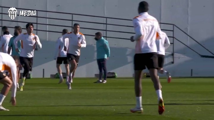 VÍDEO: Valencia inicia sua preparação para oitavas de final da Copa do Rei