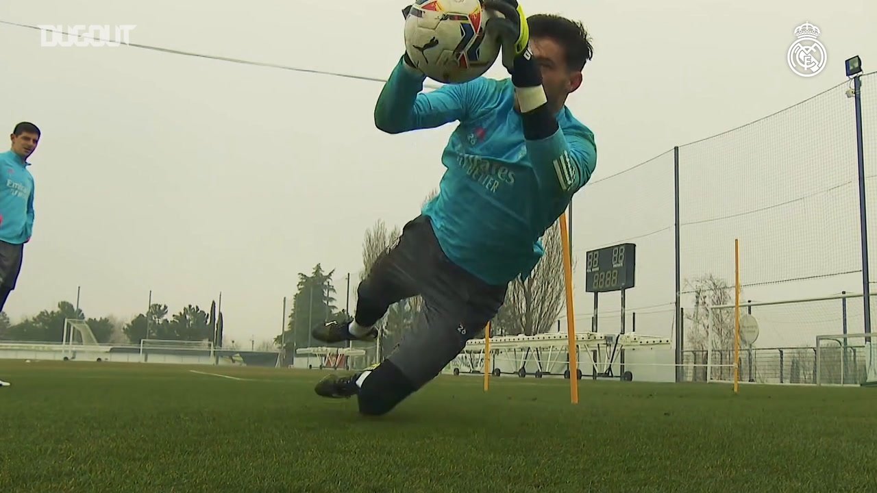 VÍDEO: así se exprimen los porteros del Real Madrid