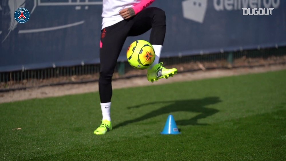 Neymar volta a treinar com bola no Paris Saint-Germain. DUGOUT