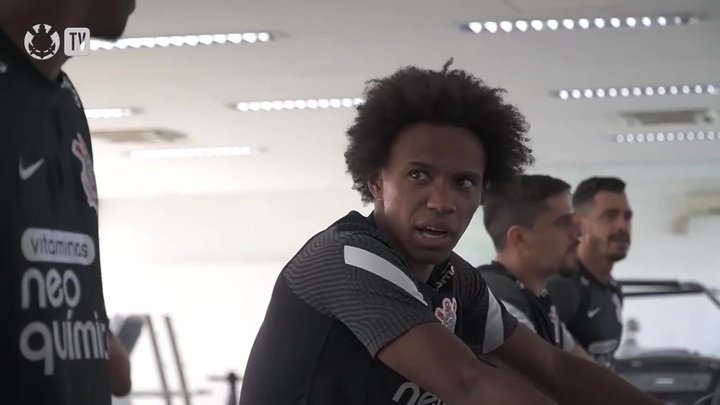 VIDEO: Willian's first training session with Corinthians