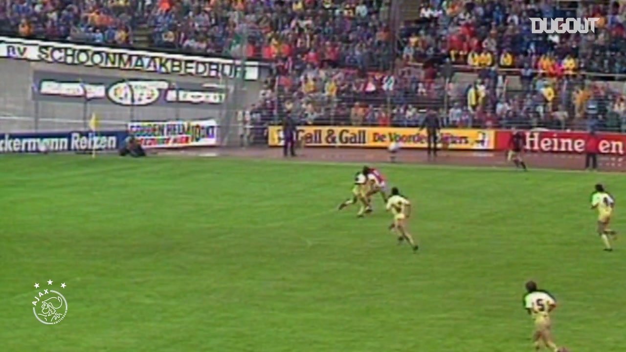 Van Basten deslumbró con el Ajax. Captura/Dugout