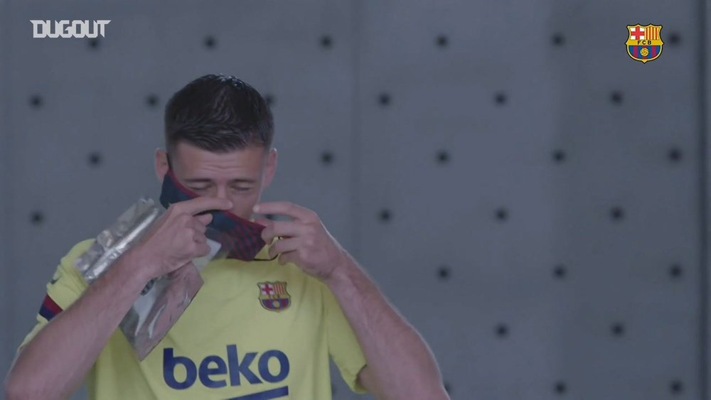Jogadores do Barcelona testam máscaras produzidas pelo clube. DUGOUT