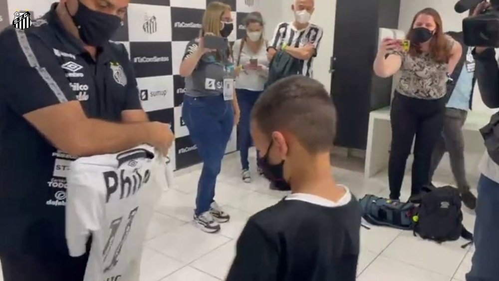 Bruninho recebe camisa de Marinho após vitória contra o Bragantino. DUGOUT