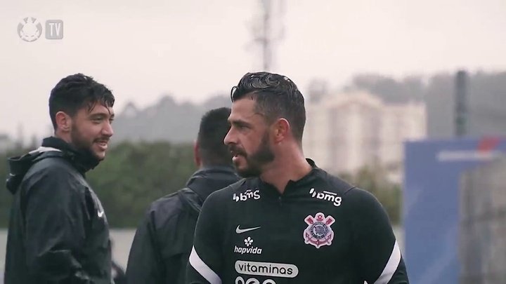 VÍDEO: Fábio Santos vibra por tranquilidade antes do duelo contra o Flamengo