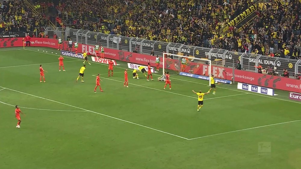 Marco Reus aide Dortmund à battre Wolfsburg. dugout