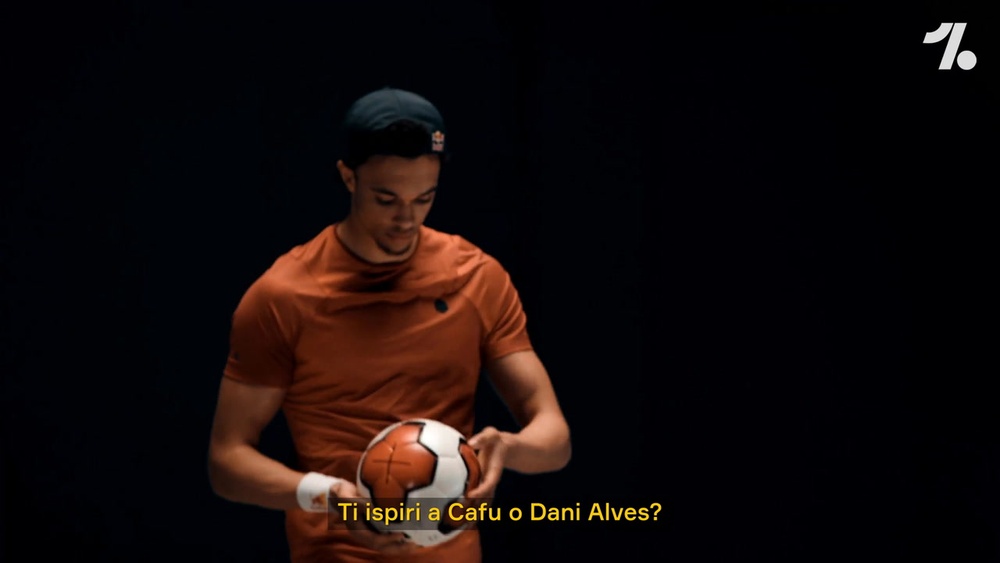 Alexander-Arnold elogia Alves. Dugout