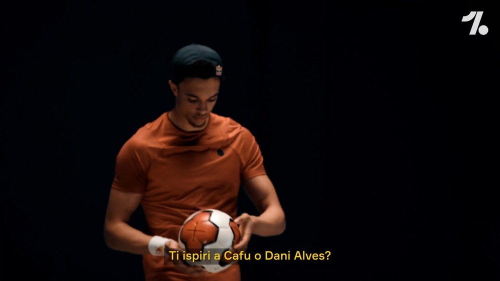 Alexander-Arnold elogia Alves. Dugout