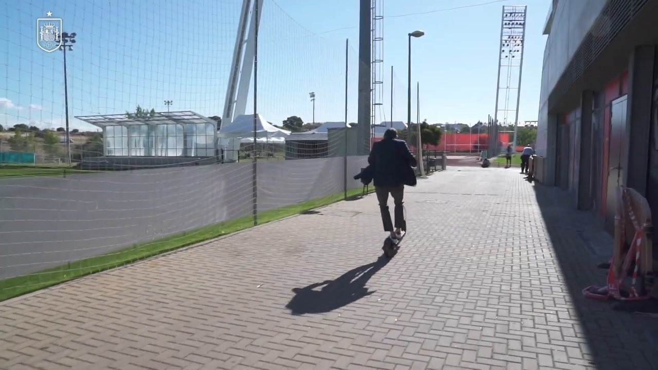 VIDEO: Spain players use electric scooters