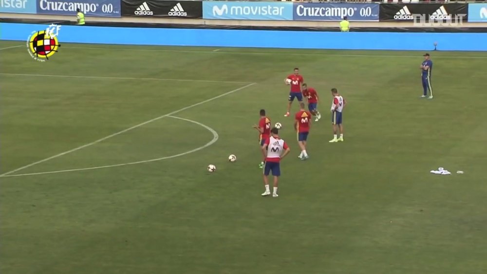 Kepa saltou de forma impressionante para evitar gols dos colegas da Espanha em treino. DUGOUT