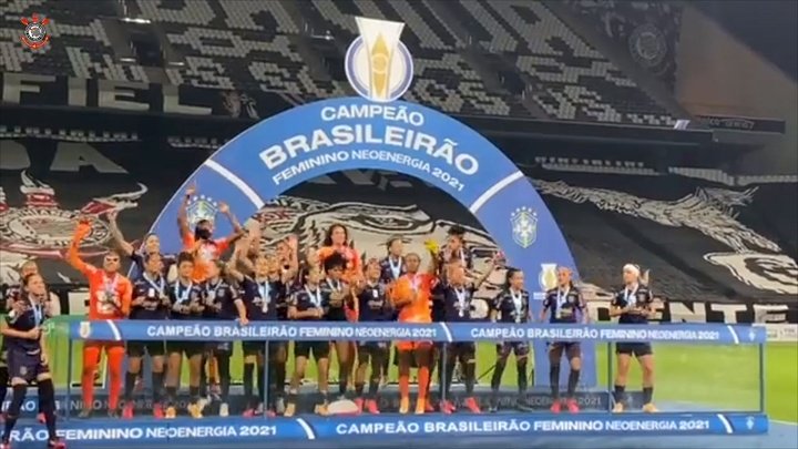 VÍDEO: meninas do Corinthians celebram tri brasileiro na Neo Química Arena