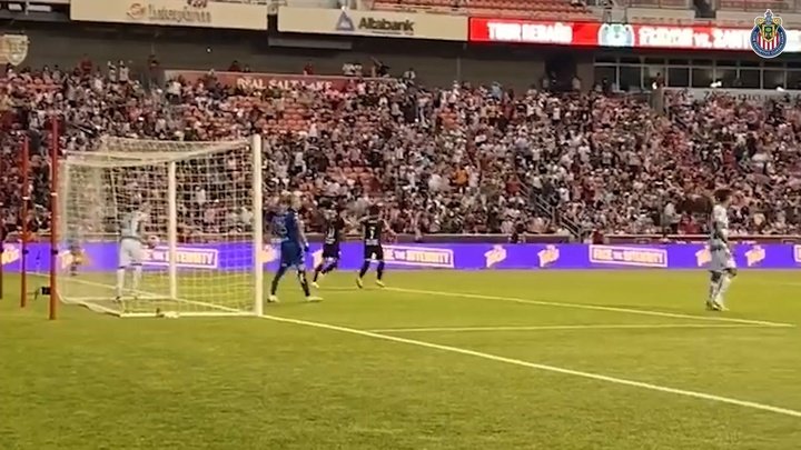 VIDEO: Macías scores twice as Chivas beat Santos 3-1
