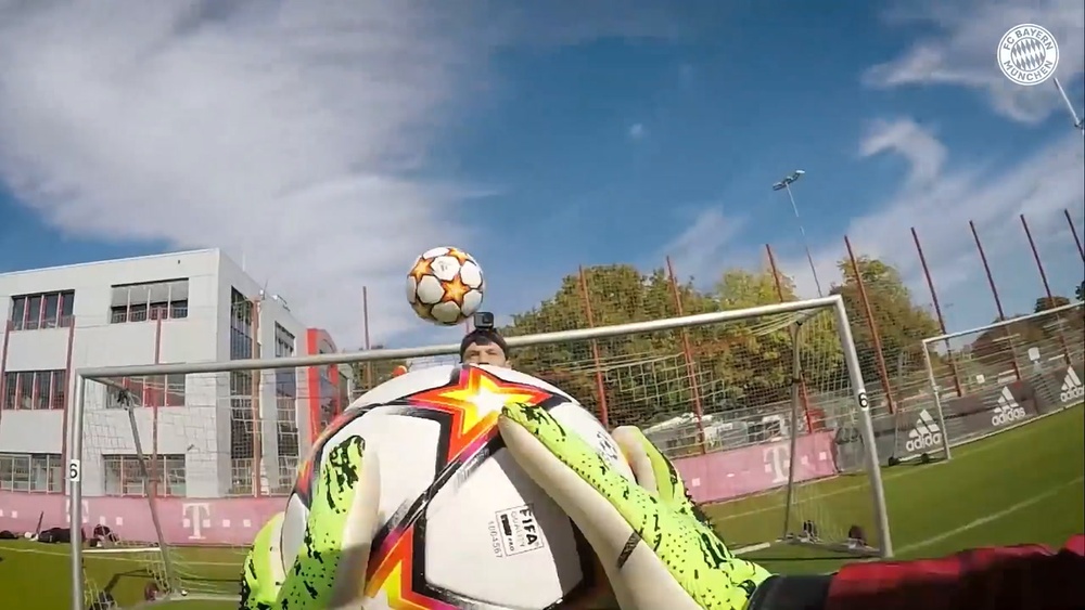 Manuel Neuer nell'allenamento con il Bayern. Dugout