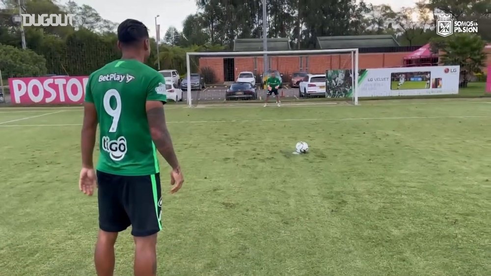 Jefferson Duque y Jarlan Barrera se retaron a penaltis. Captura/Dugout