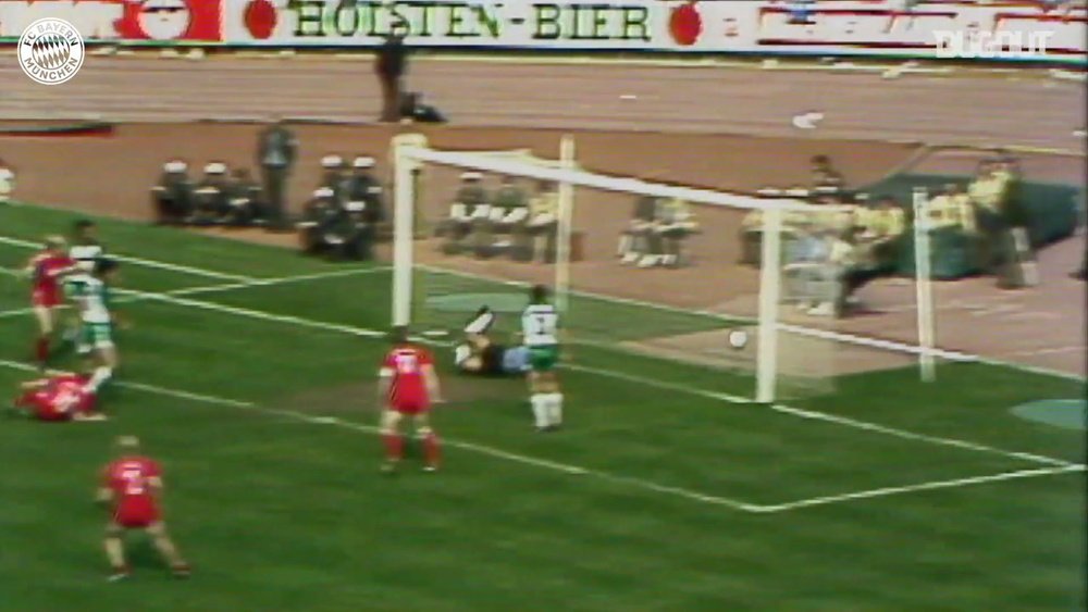 Le but incroyable de Rummenigge contre le Werder Brême. dugout