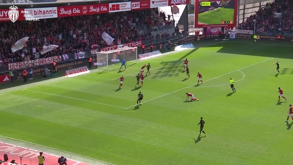 Le but de dingue de Zakaria contre Brest. dugout