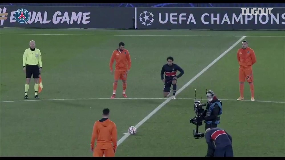 PSG and Basaksehir gathered together in the centre-circle. DUGOUT