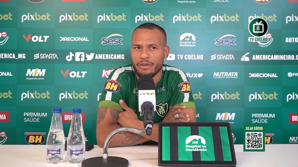 Lateral do América-MG fala em entrevista coletiva. DUGOUT