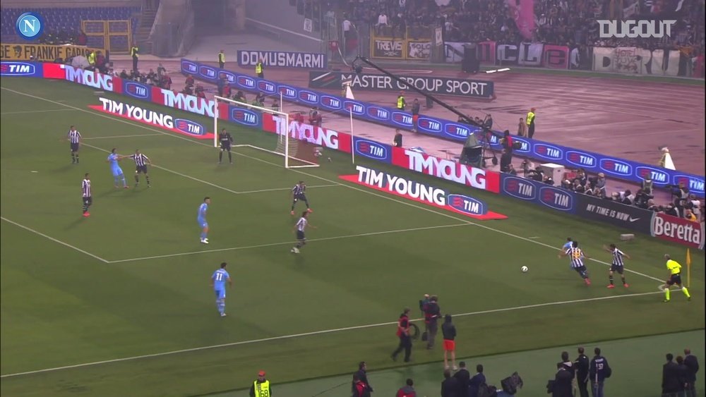 Naples remporte la Coupe d'Italie contre la Juventus en 2012. DUGOUT