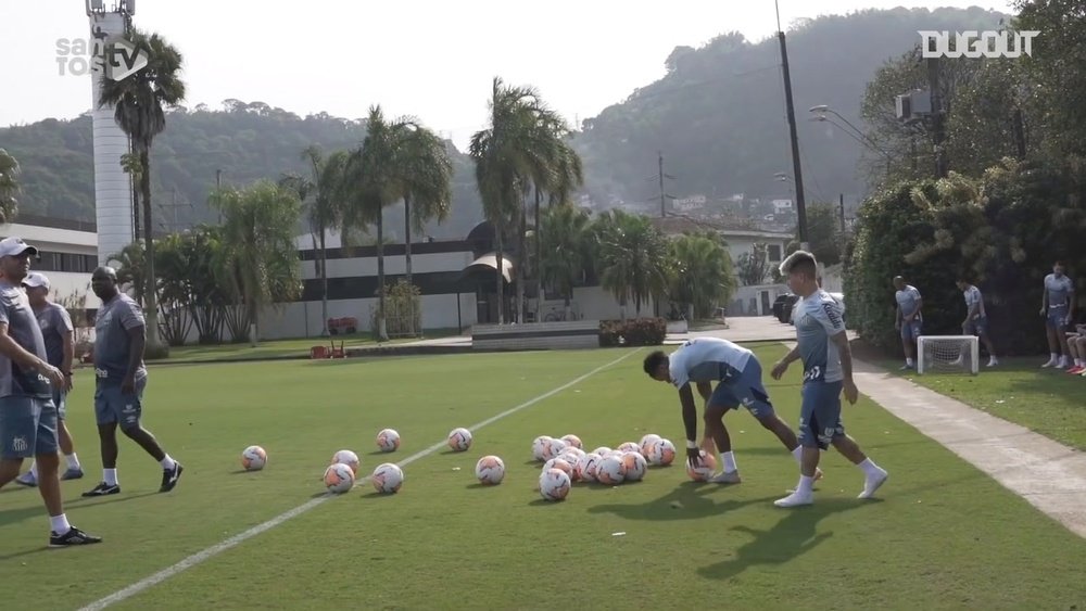 Santos face Olimpia. DUGOUT