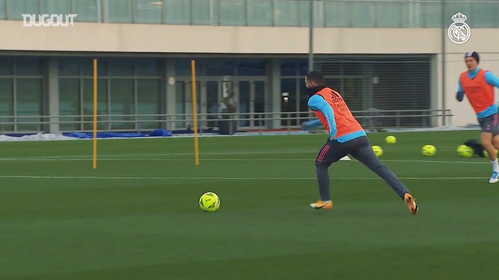 Eden Hazard's skills and shots during training. DUGOUT