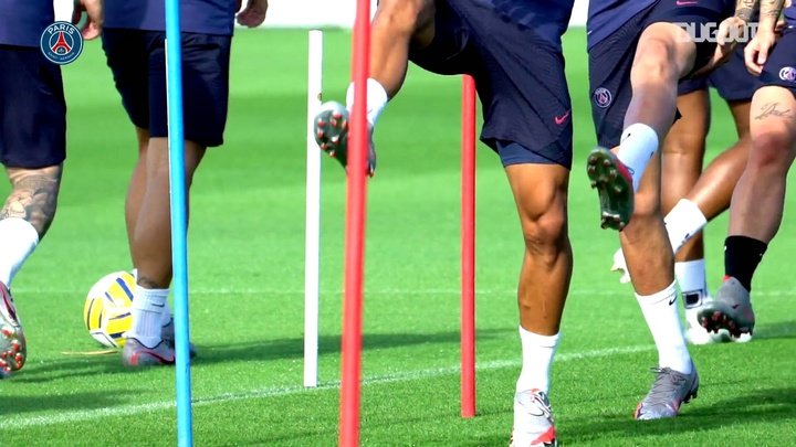 VÍDEO: Marquinhos treina para decisão da Copa da Liga Francesa