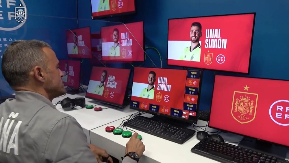 Luis Enrique annuncia i convocati dalla sala VAR. Dugout