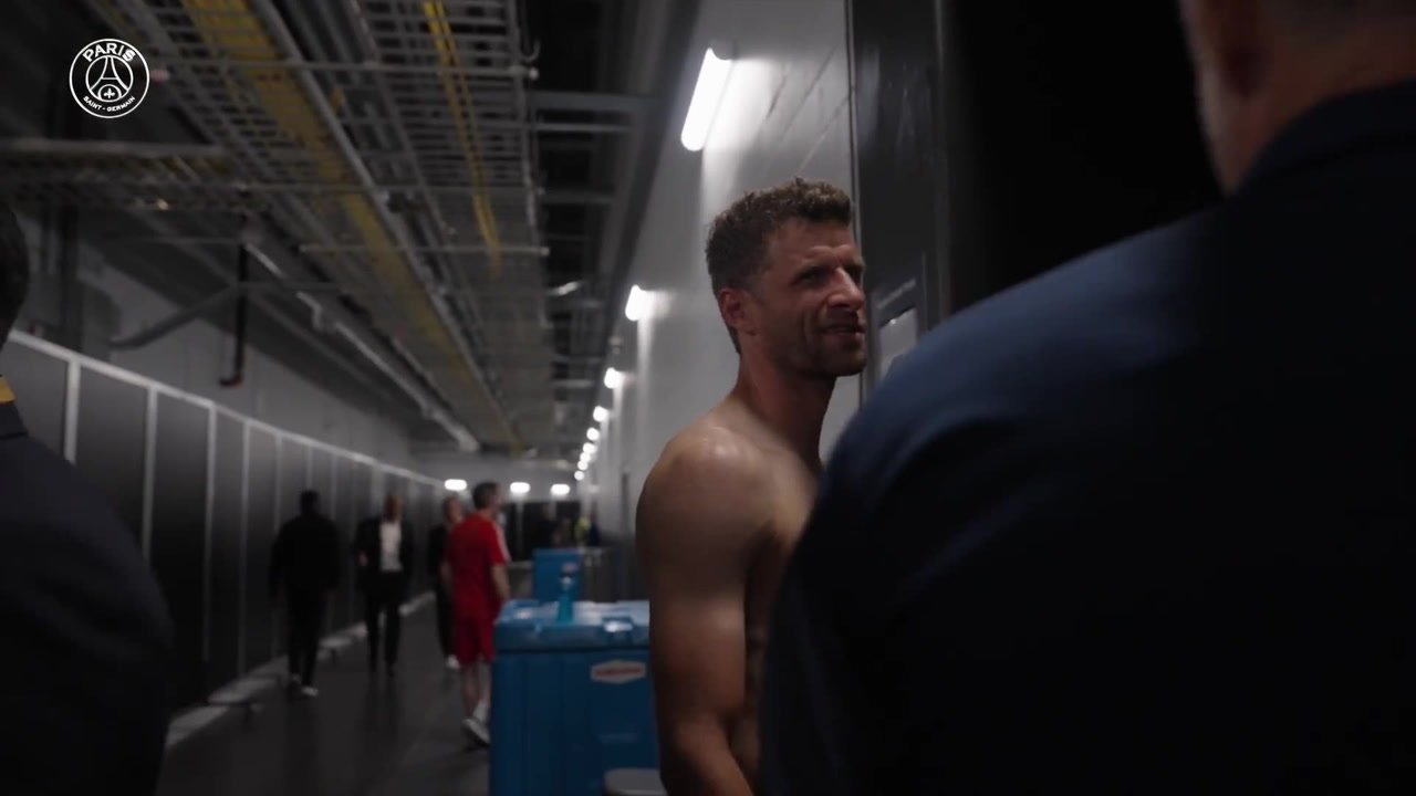 Müller félicite Luis Enrique après la victoire du PSG. DUGOUT