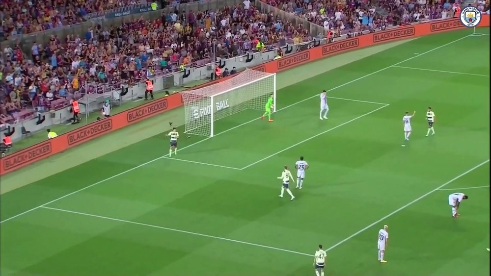Le but de Julián Álvarez contre Barcelone. dugout