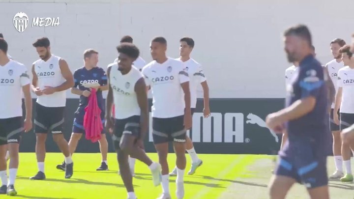 VÍDEO: Kluivert e Ilaix Moriba se ejercitaron con el Valencia