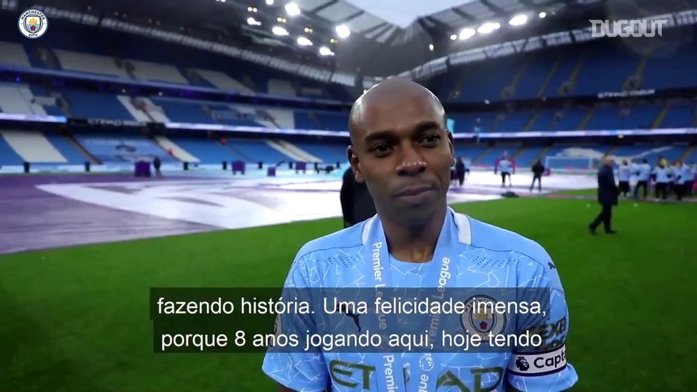 Fernandinho vibra pela oportunidade de levantar a taça da Premier League. DUGOUT
