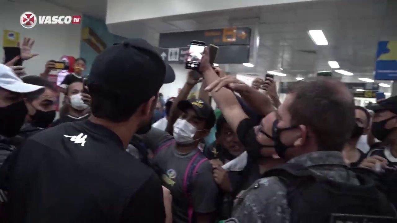 Vasco é recebido com muita festa da torcida em Petrolina