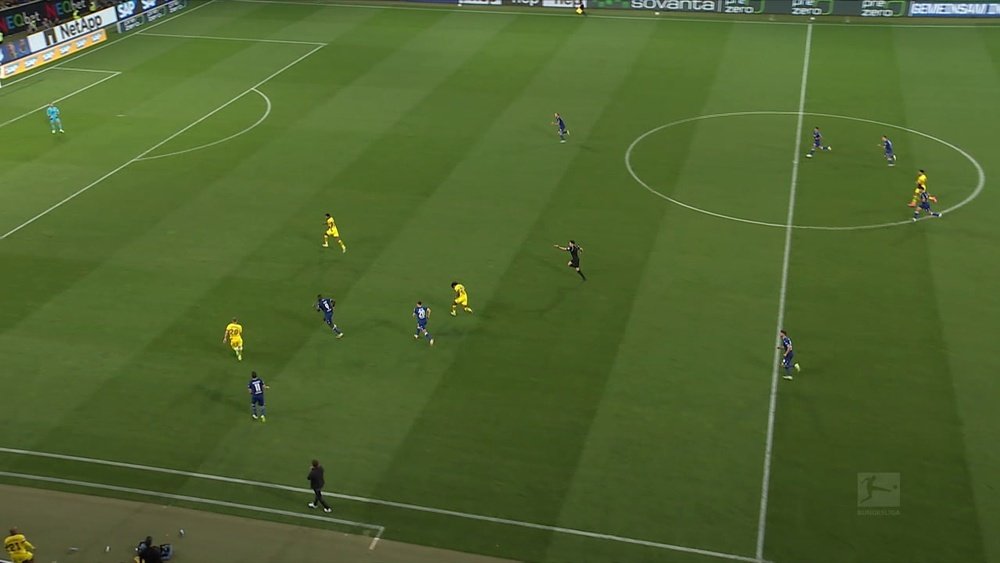 Ryerson traverse tout le terrain et trompe le gardien de Dortmund. Dugout