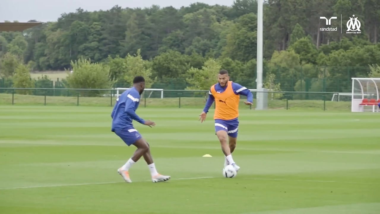 Premier entraînement de l'Olympique de Marseille au St George's Park .dugout