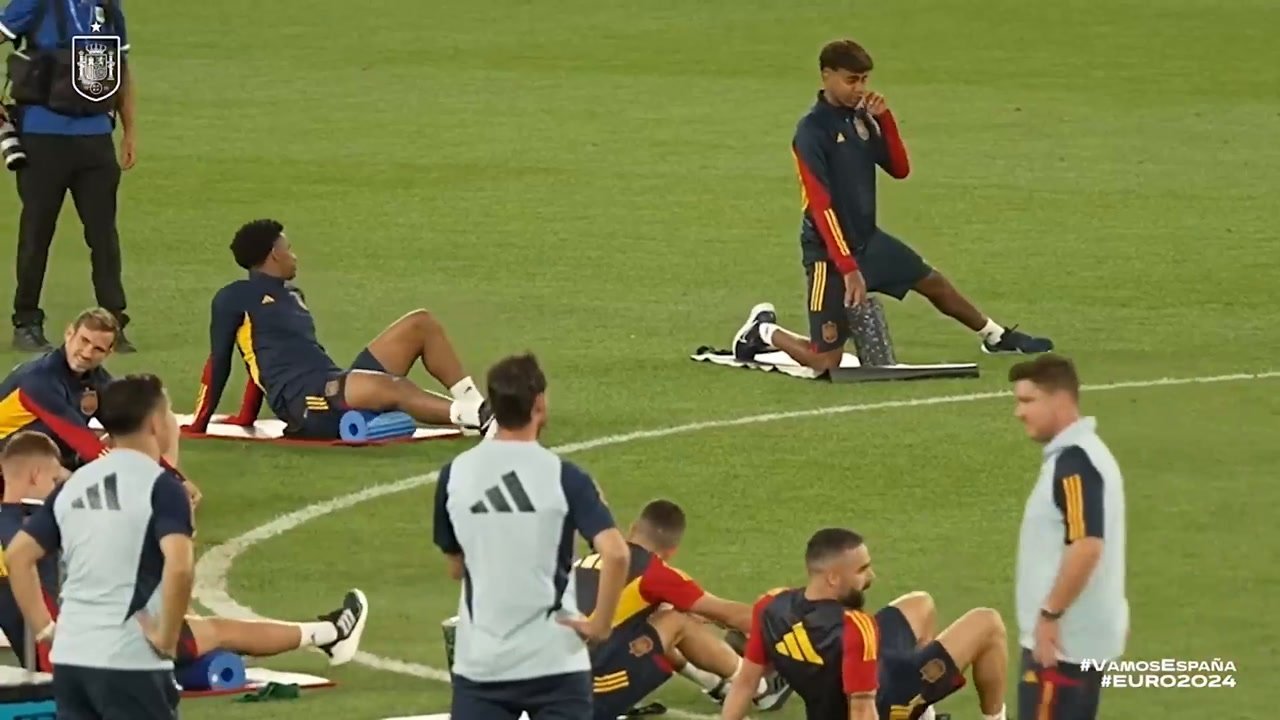 VIDEO: Spain players train without boots due to a logistical issue