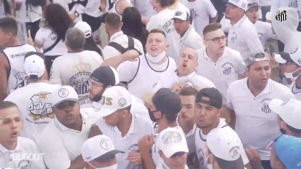 Fans give support to Santos in the airport before game in Copa do Brasil. DUGOUT