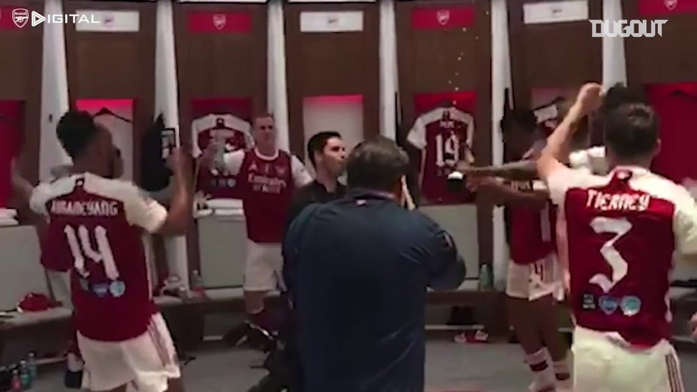 Bastidores da comemoração do Arsenal após título da FA Cup. DUGOUT