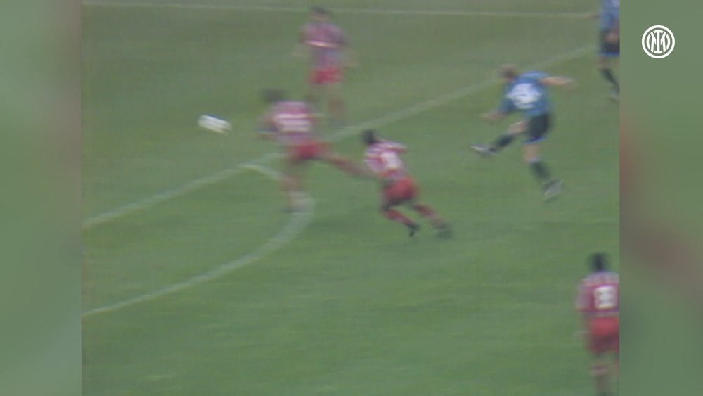 Dennis Bergkamp abrió el marcador en la victoria por 2-1 del Inter. DUGOUT