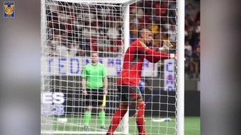 Nahuel Guzmán a sorti sa meilleure technique pour distraire les tireurs de penalty des Vancouver Whitecaps et permettre aux Tigres de remporter la séance de tirs au but en 32e de finale de la Coupe des Ligues 2023.