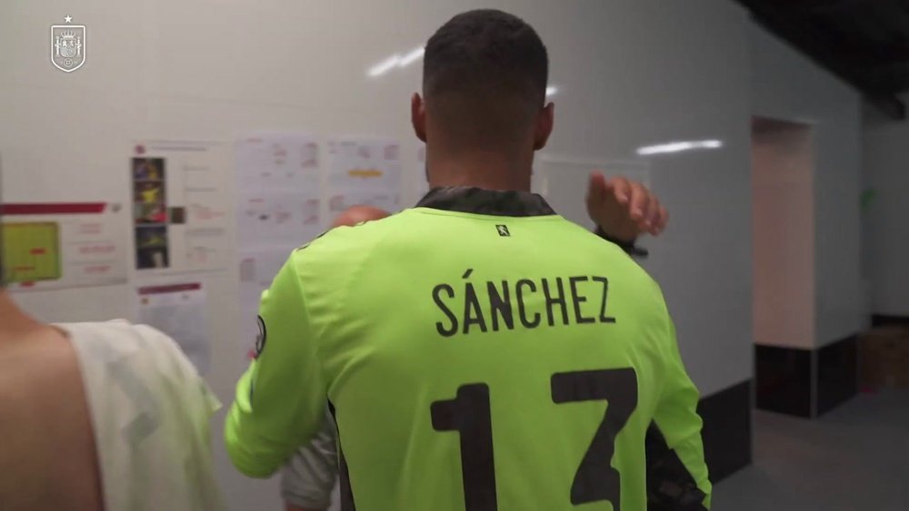 VIDÉO : Robert Sánchez félicité pour sa première en équipe nationale. Dugout