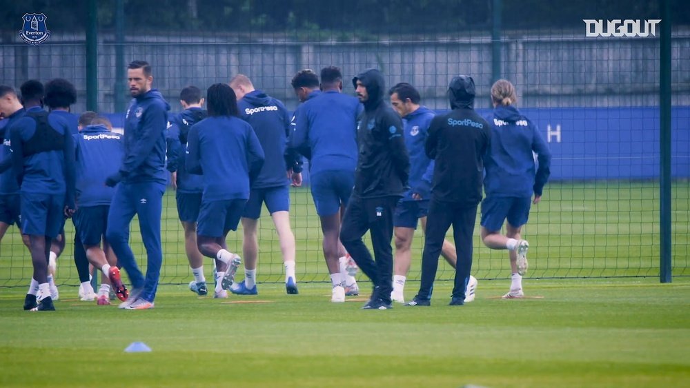 VIDEO: Yerry Mina returns to Everton training. DUGOUT