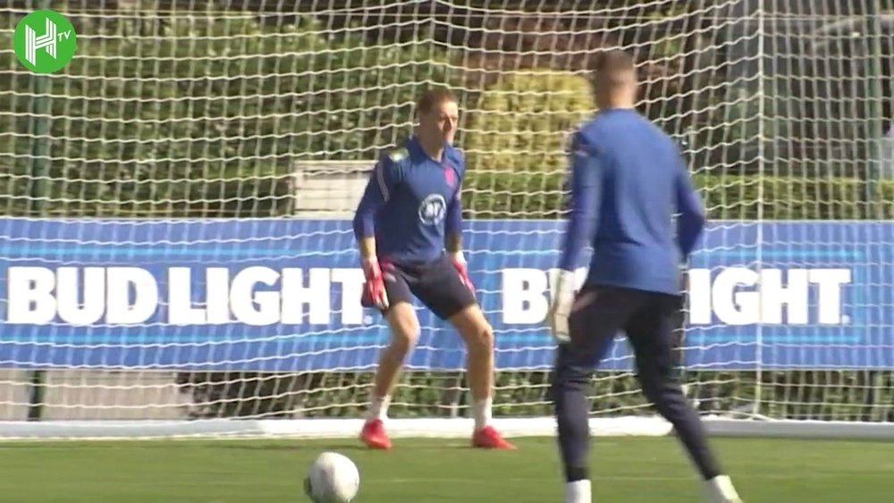 L'Angleterre s'apprête à affronter la Pologne. dugout