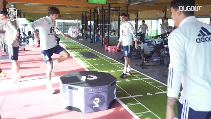 VIDEO: Pedri plays futnet with Spain teammates