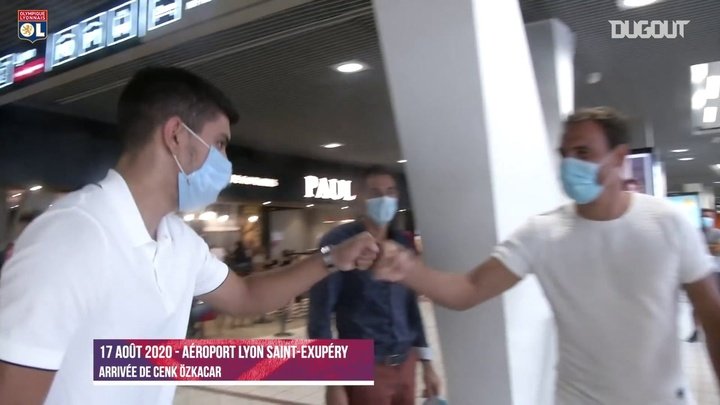 VIDÉO : l'arrivée de Cenk Özkacar à l'Olympique Lyonnais